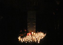 Kerzen an der Gedenkstätte der Synagoge