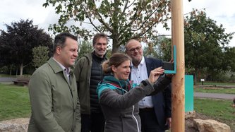 Bürgermeister Sacha Reichelt lässt sich erklären, wie die Fotostele in Zukunft von den Bürgern genutzt werden soll.