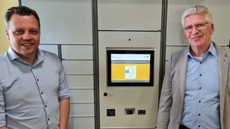 Bürgermeister Sacha Reichelt (l.) und der Erste Beigeordnete Alfred Jaax mit dem neuen Ausgabeterminal. 