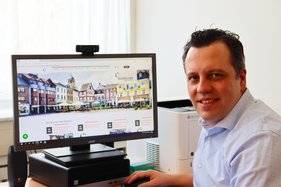 Bürgermeister Sacha Reichelt präsentiert die neue Homepage der Stadt Euskirchen