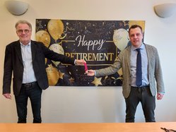 Bürgermeister Dr. Friedl (links) übergibt seinem Nachfolger Sacha Reichelt (rechts) seinen Dienstschlüssel