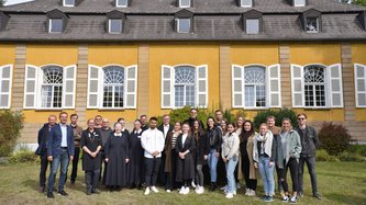 Die Studierenden mit Vertretern der Stadt und Maria Rast vor der Villa.