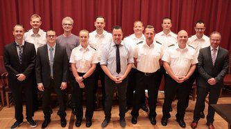 Foto der beförderter Mitarbeiterinnen und Mitarbeiter.