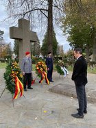 Bürgermeister Sacha Reichelt bei der Kranzniederlegung auf dem Euskirchener Friedhof