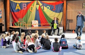 Bürgermeister Dr. Uwe Friedl und Schulleiter Thomas Hecker mit den Kindern der GGS Weststadt