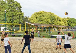 Jugendliche spielen Volleyball bei den Summer Games. 