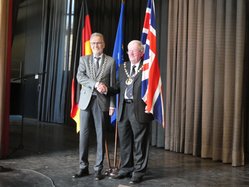 Bürgermeister Dr. Uwe Friedl und Bürgermeister Sean Keating bei der Abschlussveranstaltung