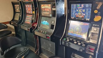 Ein Raum voller illegaler Glückspielautomaten.