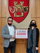 Bürgermeister Sacha Reichelt und Gleichstellungsbeauftragte Barbara Brieden werben für das Hilfetelefon