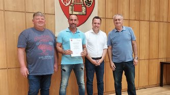 Marcus-Dieter Hoffmann (v.l), Mustafa Esenkar, Bürgermeister Sacha Reichelt und Waldemar Engel.