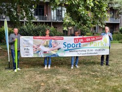 Banner Sport im Park 2020, gehalten von Guido Otten (BARMER), Johanna Sepp, Markus Strauch (beide KSB), Bürgermeister Dr. Uwe Friedl