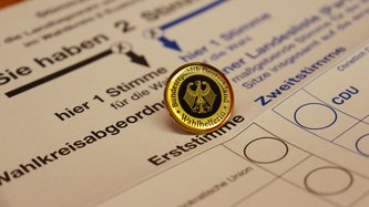 Eine Anstecknadel für Wahlhelfer. 