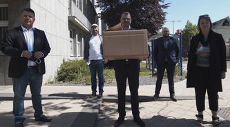 Paulo Pinto, Aaron Steinberg, Marvin Steinberg, Dominik Schmitz, Maria Zibell vor dem Euskirchener Rathaus