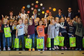 Übergabe ABC-Tüten an Erstklässler