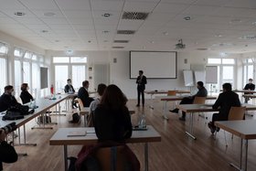 Mitglieder des Ausschusses für regionale Entwicklung des Europäischen Parlamentes beim Austausch mit Bürgermeister Sacha Reichelt in Euskirchen