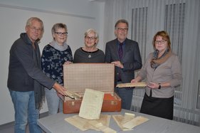 Übergabe von historischen Unterlagen an das Stadtarchiv