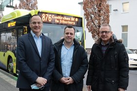 Bürgermeister Sacha Reichelt, SVE-Geschäftsführer Anno Schichler-Koep und Betriebsleiter Uwe Brinkmann vor einem Stadtbus am Euskirchener Bahnhof.