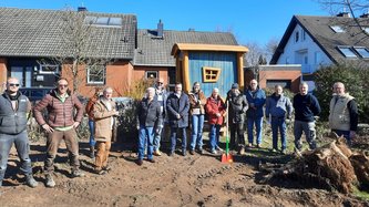 Eine Gruppe von Menschen aus Schweinheim und Extertal mit Schaufeln.