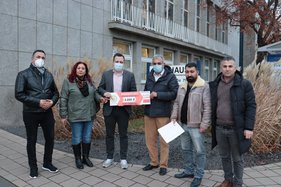 Euskirchens Bürgermeister mit einer Gruppe Spender vor dem Rathaus.