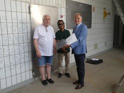 Rolf A. Kluenter und Kunzang Rangdol übergeben Bürgermeister Dr. Uwe Friedl den Bildband "Schlacht.Meister."