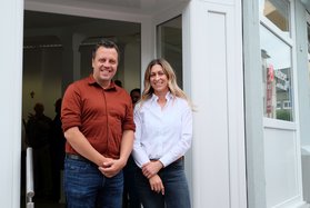 Bürgermeister Sacha Reichelt mit Eva Eumes, Leiterin des neuen Malteser Fluthilfebüros vor der frisch eröffneten Anlaufstelle der Malteser. 