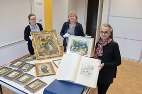 BU: Jennifer Kirchhoff (v.l.) und Museumsleiterin Dr. Heike Lützenkirchen nahmen die Gemälde und Zeichnungen von Iris Pütz entgegen.
