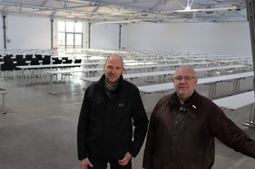 Fachbereichsleiter Jürgen Huthmacher (l.) und Christoph Stolzenberger, Bereichsleiter Veranstaltungsstätten, stellten die neue Halle vor.