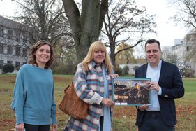 Euskirchens Bürgermeister bekommt den Kalender von Zeus-Vertreterinnen überreicht. 