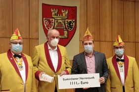 Bürgermeister Sacha Reichelt mit den Spendenüberbringern der Narrenzunft im Euskirchener Ratsaal.