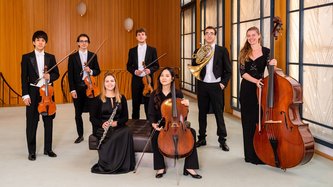 Ein Gruppenfoto des Orchesters. 