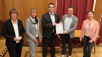 gpa-Prüferin Christina Hasse (v.l.), gpa-Abteilungsleiterin Dagmar Klossow, Projektleiter Frank Breidenbach sowie Bürgermeister Sacha Reichelt sowie die Vorsitzende des Rechnungsprüfungsausschusses Dr. Simone Galliat. 
