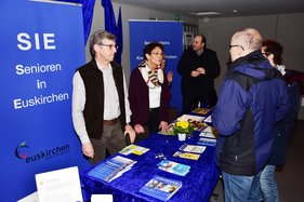 Marie-Theres Kastenholz und Hans Schmatz, SIE, im Gespräch mit Messebesuchern 