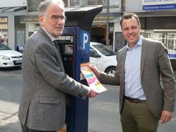 Bürgermeister Dr. Uwe Friedl und Sacha Reichelt bei der Vorstellung von Smartparking