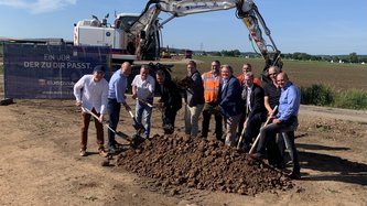 Der Spatenstich für den Bau der Westspange mit den offiziellen Vertretern.
