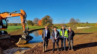 •	Umschluss des Veybachs mit (v.l.n.r.) Dr. Bernd Bucher (Vorstand Erftverband), Sacha Reichelt (Bürgermeister Euskirchen), Wolfgang Honecker (Technischer Beigeordneter, Stadt Euskirchen) und Helmut Müller (Bezirksregierung Köln)