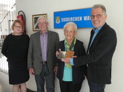 Dr. Gabriele Rünger, Herr und Frau Brück sowie Bürgermeister Dr. Uwe Friedl mit den verlorenen Feldpostbriefen