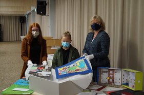 Sarah Kenter, Philipp Dorna und Dr. Heike Lützenkirchen verpacken die Exponate der Schule