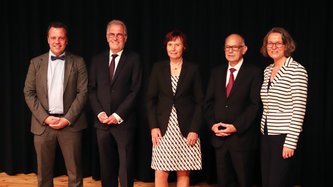 Bürgermeister Sacha Reichelt und Ministerin Ina Scharrenbach gemeinsam mit dem ehemaligen Bürgermeister Dr. Uwe Friedl sowie den beiden langjährigen Stadtverordneten Irmgard Preißmann-Jung und Leo Pelzer.