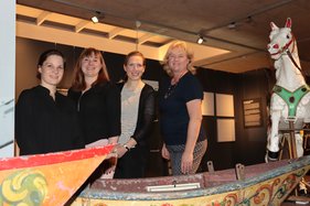 Das Team des Stadtmuseums mit Archivleiterin Sabine Dünnwald mit den Ausstellungsstücken.