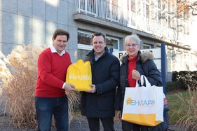 Carsten und Helga Lübke mit Euskirchens Bürgermeister Sacha Reichelt vor dem Rathaus.