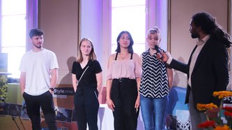 Die jugendlichen Fotograffinnen und Fotografen berichteten auf der Bühne über ihre Fotos. 