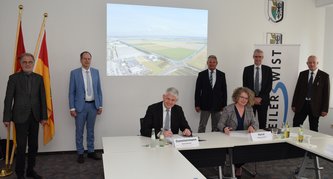 Vertragsunterzeichnung im Weilerswister Rathaus zur PrimeSite Rhine Region, Foto: F. Scholl/Wochenspiegel