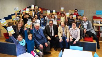 Übergabe Buchgeschenk 4L-Projekt Rotary-Club Euskirchen-Burgfey