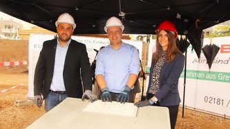 Grundsteinlegung mit Bürgermeister Sacha Reichelt, Architekt Adam Fray und Prokuristin Melanie Butzke.