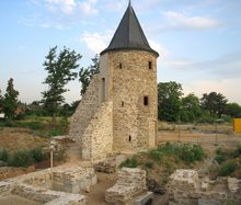 Heute noch zu sehen: der Turm der oberen Burg in Kuchenheim, hier bei der Ausgrabung 2005