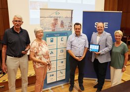 Die Senioren-App wird im Ratssaal vorgestellt. 