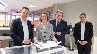 Ina Scharrenbach mit Bürgermeister Sacha Reichelt, MdL Klaus Voussem und Landrat Markus Ramers.