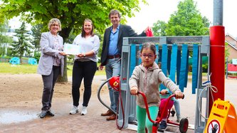 Abteilungsleiter Jürgen Ungerathen mit Projektleiterin Edith Klingsporn (l.) und Kita-Leiterin Martina Kellershoff mit der selbst gebauten Waschanlage.