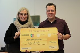 Bürgermeister Sacha Reichelt und Fachbereichsleiterin Christiane Mermi werben für die Ehrenamtskarte.