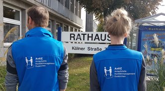 Die Mitarbeiter/innen des Projekts AnKE sin an ihren blauen Jacken zu erkennen